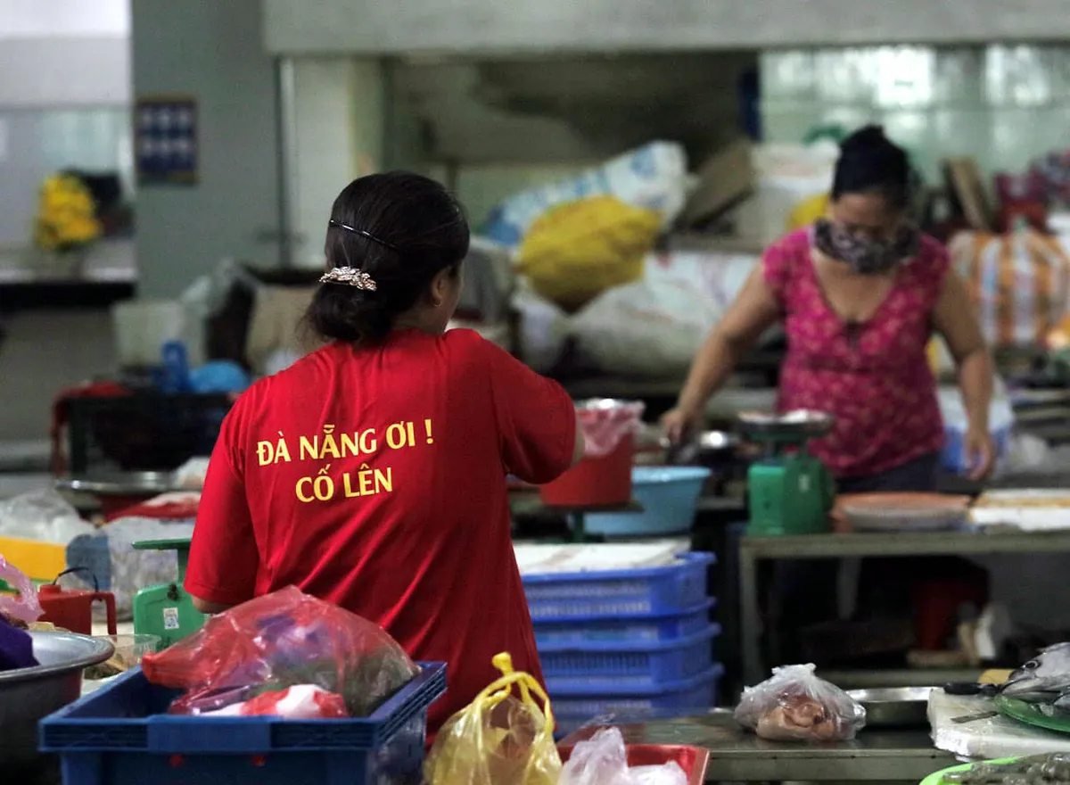 Tiểu thương Đà Nẵng đồng loạt mặc áo cờ đỏ sao vàng cổ động phòng chống dịch - Ảnh 2. Tiểu thương Đà Nẵng đồng loạt mặc áo cờ đỏ sao vàng cổ động phòng chống dịch - Ảnh 2.