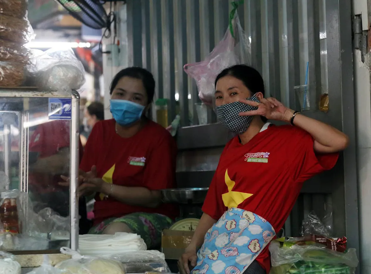 Tiểu thương Đà Nẵng đồng loạt mặc áo cờ đỏ sao vàng cổ động phòng chống dịch - Ảnh 5. Tiểu thương Đà Nẵng đồng loạt mặc áo cờ đỏ sao vàng cổ động phòng chống dịch - Ảnh 5.
