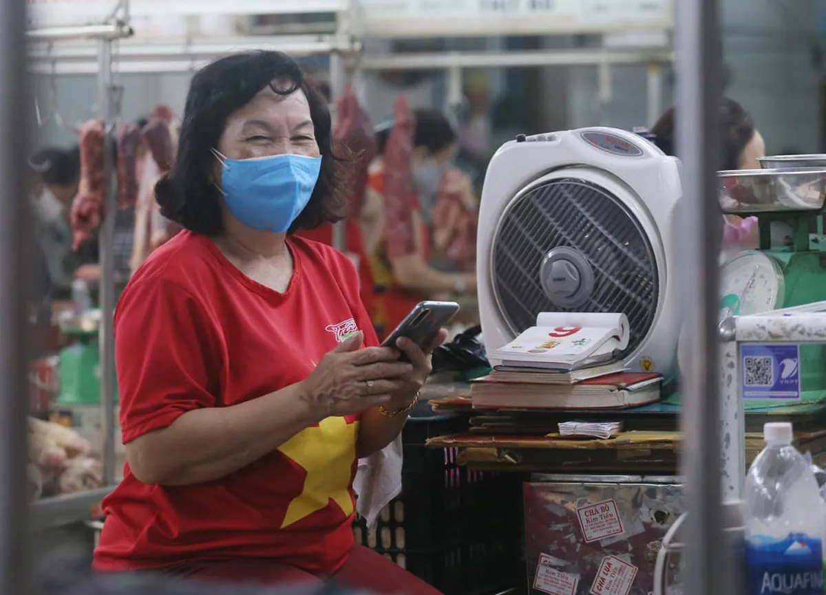 Tiểu thương Đà Nẵng đồng loạt mặc áo cờ đỏ sao vàng cổ động phòng chống dịch - Ảnh 6. Tiểu thương Đà Nẵng đồng loạt mặc áo cờ đỏ sao vàng cổ động phòng chống dịch - Ảnh 6.