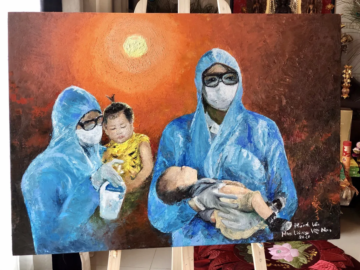 Hoa hậu Kh&aacute;nh V&acirc;n c&ugrave;ng ba vẽ tranh về ph&ograve;ng chống dịch COVID-19 - Ảnh 4.