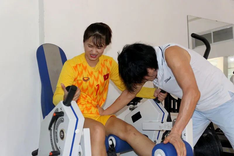 Các cầu thủ nữ nỗ lực tập phục hồi chấn thương - Ảnh 3.