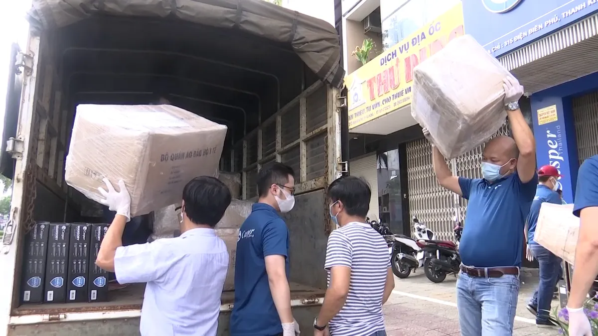 Thêm 1.000 bộ đồ bảo hộ y tế hỗ trợ tuyến đầu chống dịch - Ảnh 1. Thêm 1.000 bộ đồ bảo hộ y tế hỗ trợ tuyến đầu chống dịch - Ảnh 1.