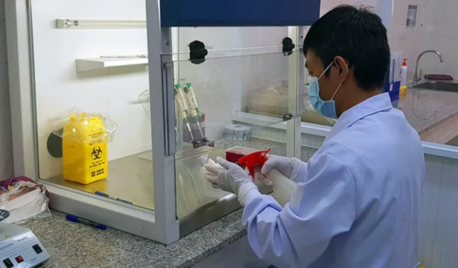 Trắng đêm truy tìm virus SARS-CoV-2 - Ảnh 1.