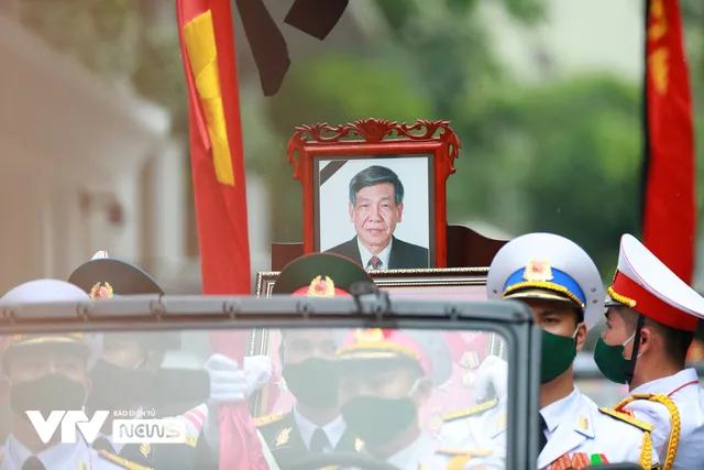 Linh xa đưa di hài nguyên Tổng Bí thư Lê Khả Phiêu về nơi an nghỉ - Ảnh 10.