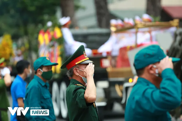 Linh xa đưa di hài nguyên Tổng Bí thư Lê Khả Phiêu về nơi an nghỉ - Ảnh 11.