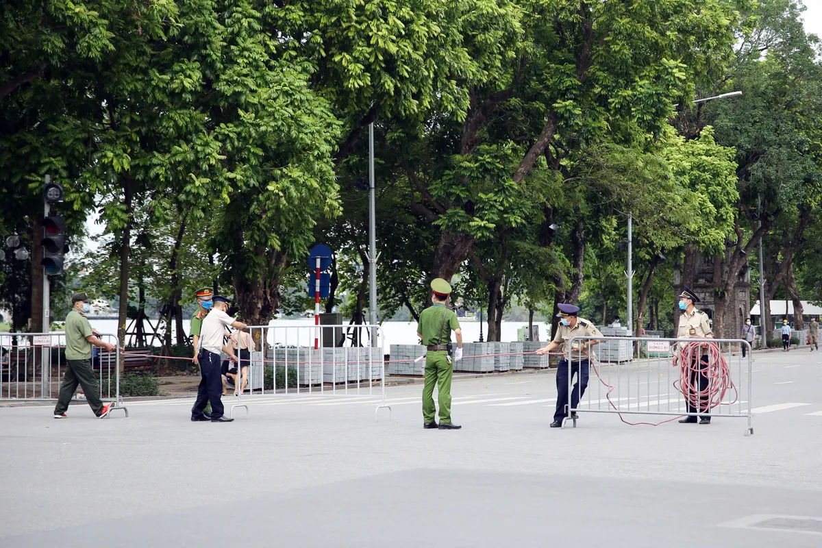 Giây phút tiễn đưa nguyên Tổng Bí thư Lê Khả Phiêu về cõi vĩnh hằng - Ảnh 3.