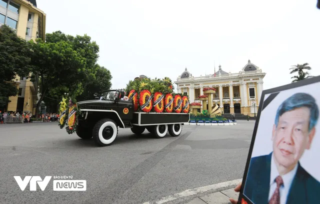 Linh xa đưa di hài nguyên Tổng Bí thư Lê Khả Phiêu về nơi an nghỉ - Ảnh 12.