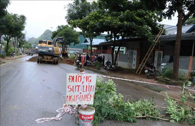 “Hố tử thần” bất ngờ xuất hiện trong đêm, nhiều hộ dân sơ tán khẩn cấp - Ảnh 4.