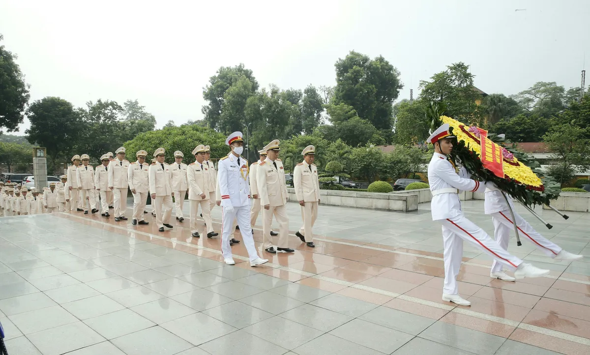 Đảng ủy Công an Trung ương, Bộ Công an vào Lăng viếng Chủ tịch Hồ Chí Minh - Ảnh 1.