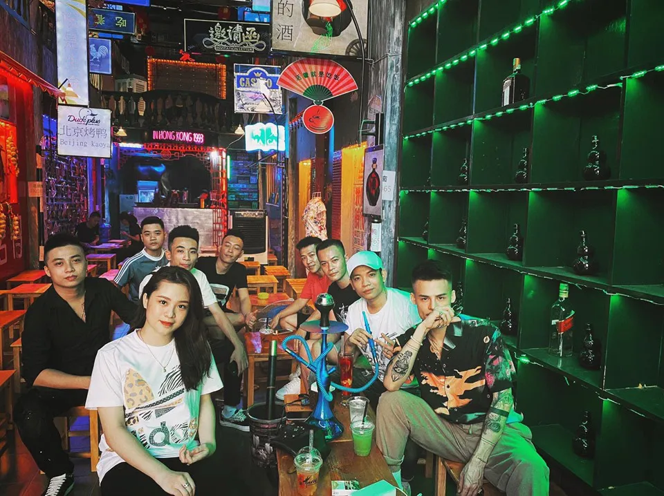 Harru - HongKong By Night: Th&agrave;nh c&ocirc;ng từ niềm đam m&ecirc; t&aacute;i hiện Hương Cảng - Ảnh 2.