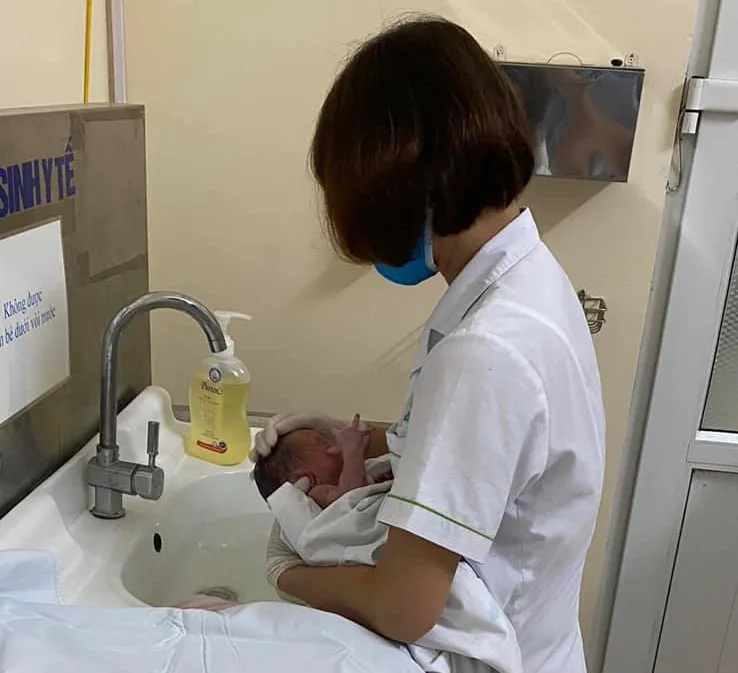 Giải cứu trẻ sơ sinh bị bỏ rơi giữa khe tường - Ảnh 1. Giải cứu trẻ sơ sinh bị bỏ rơi giữa khe tường - Ảnh 1.