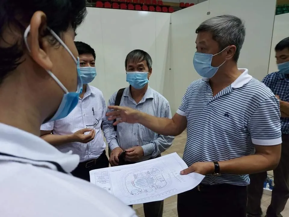 Hàng trăm người thần tốc lắp đặt bệnh viện dã chiến chống COVID-19 tại Cung thể thao Tiên Sơn, Đà Nẵng - Ảnh 1.