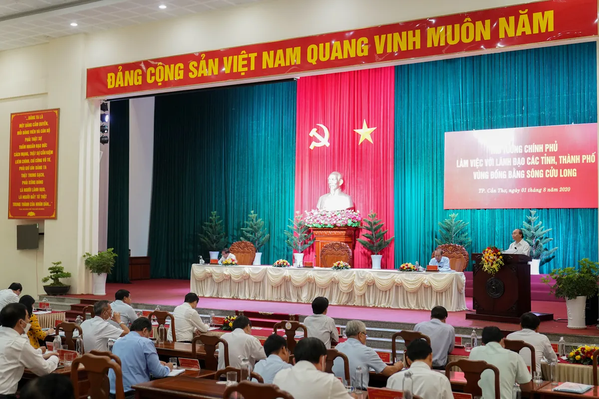 Bằng mọi giải pháp để tăng trưởng dương, giải ngân hết vốn đầu tư công - Ảnh 1.