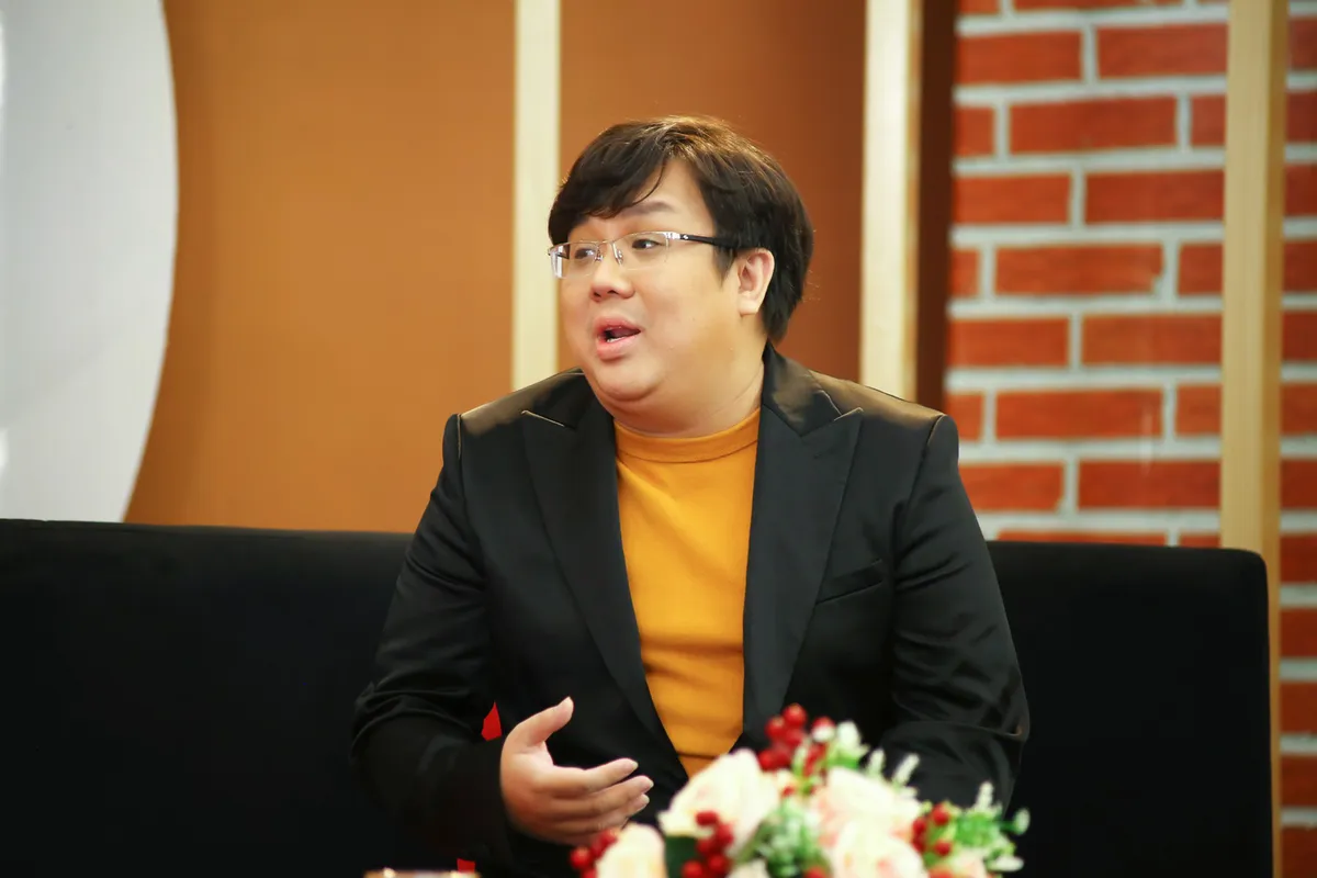 DV Gia Bảo hạn chế “giả gái’ vì không muốn bạn bè con xầm xì giới tính của ba - Ảnh 1.