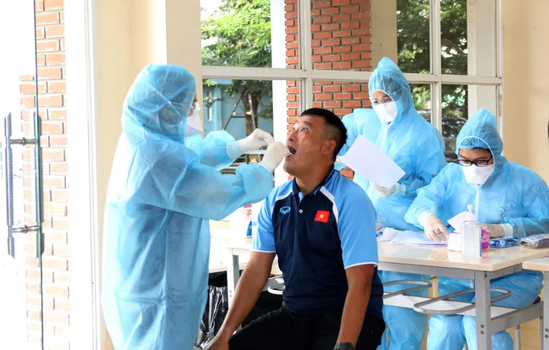 U19 Việt Nam hội quân, thực hiện xét nghiệm phòng chống COVID-19 đầy đủ - Ảnh 4. U19 Việt Nam hội quân, thực hiện xét nghiệm phòng chống COVID-19 đầy đủ - Ảnh 4.