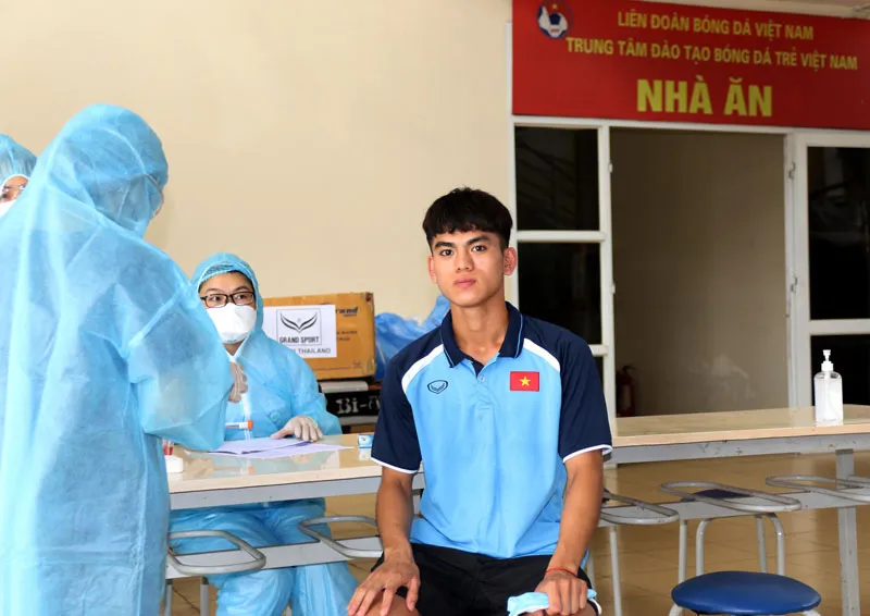 U19 Việt Nam hội quân, thực hiện xét nghiệm phòng chống COVID-19 đầy đủ - Ảnh 9. U19 Việt Nam hội quân, thực hiện xét nghiệm phòng chống COVID-19 đầy đủ - Ảnh 9.