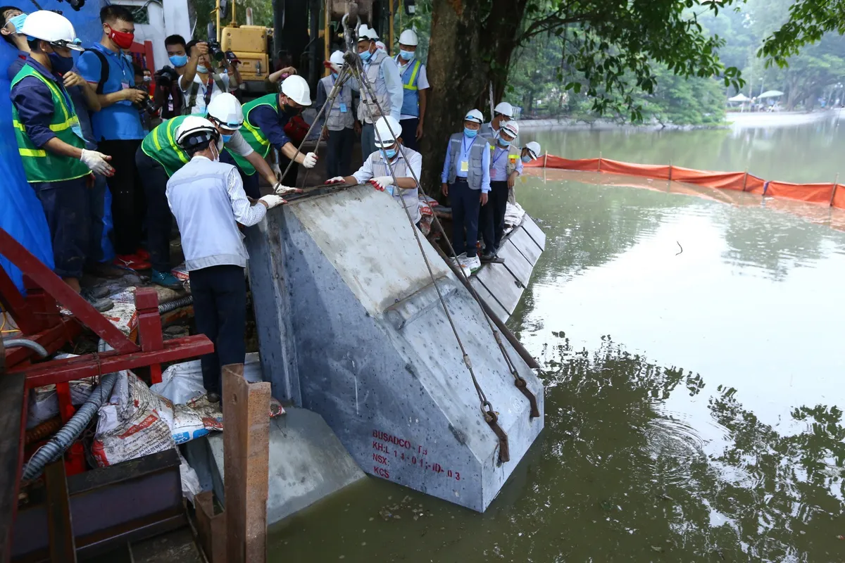 Hoàn thành công trình kè hồ Hoàn Kiếm sau 65 ngày thi công - Ảnh 1.