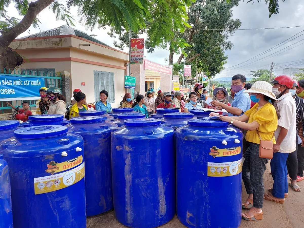 Trao tặng hàng trăm bồn chứa nước sạch cho người nghèo vùng biên - Ảnh 1.