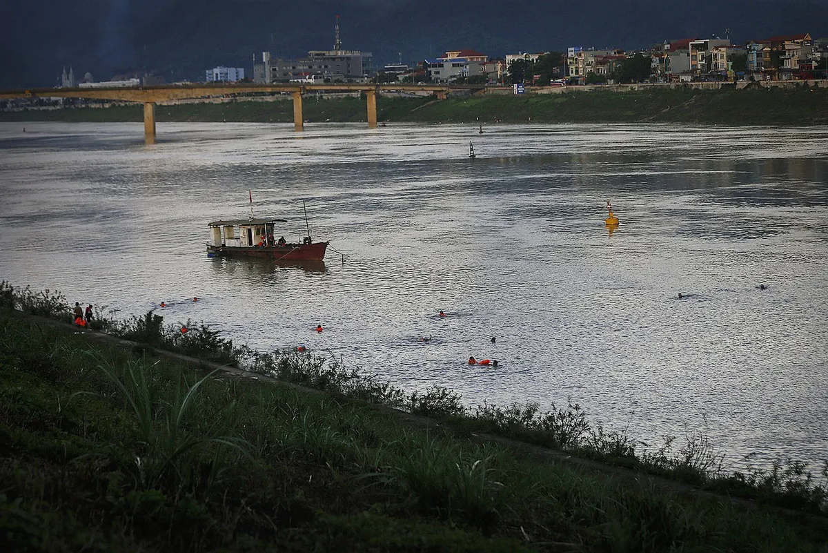 Đang trong mùa lũ, người dân Hòa Bình vẫn đua nhau tắm sông Đà - Ảnh 7. Đang trong mùa lũ, người dân Hòa Bình vẫn đua nhau tắm sông Đà - Ảnh 7.