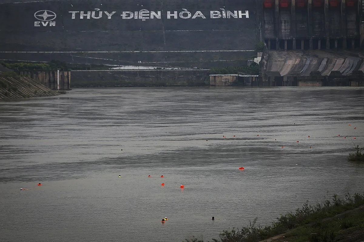 Đang trong mùa lũ, người dân Hòa Bình vẫn đua nhau tắm sông Đà - Ảnh 1. Đang trong mùa lũ, người dân Hòa Bình vẫn đua nhau tắm sông Đà - Ảnh 1.