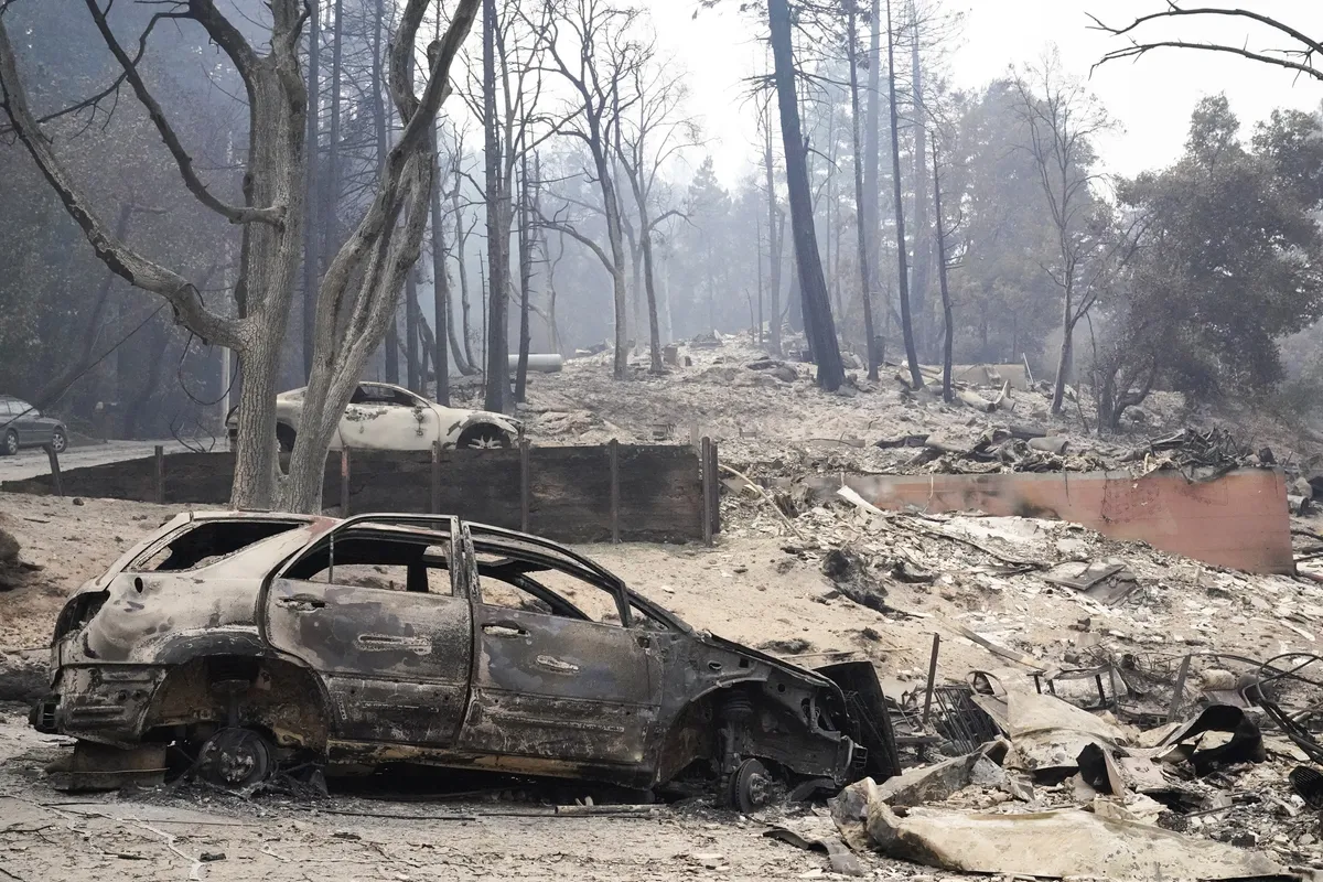 Hàng chục vụ cháy lớn tại California, Tổng thống Trump tuyên bố tình trạng thảm họa - Ảnh 2.