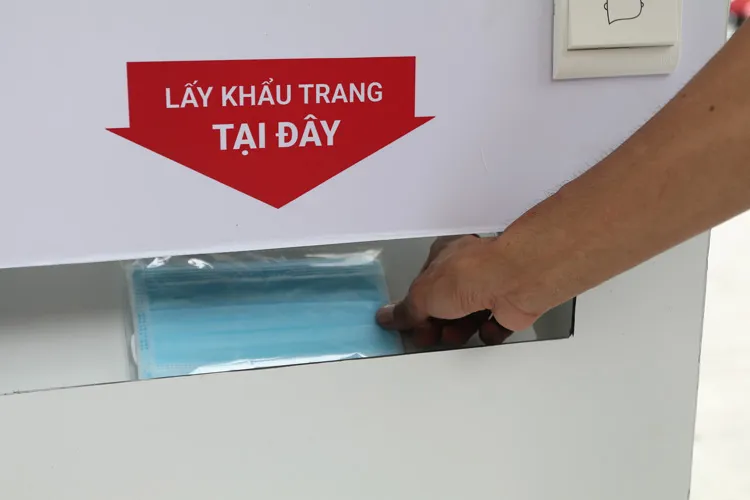 Hà Nội có ATM khẩu trang miễn phí đầu tiên - Ảnh 7.