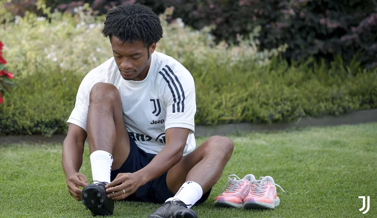 HLV Pirlo cực ngầu trong buổi tập đầu tiên cùng các học trò tại Juventus - Ảnh 7. HLV Pirlo cực ngầu trong buổi tập đầu tiên cùng các học trò tại Juventus - Ảnh 7.