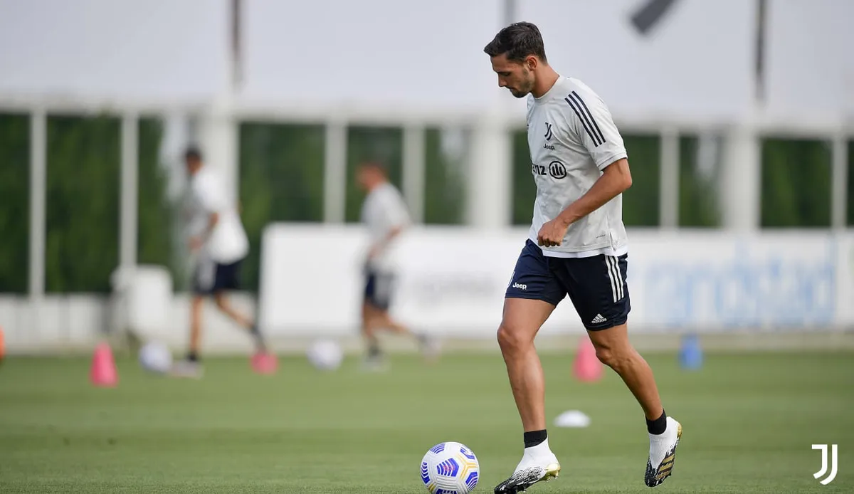 HLV Pirlo cực ngầu trong buổi tập đầu tiên cùng các học trò tại Juventus - Ảnh 4. HLV Pirlo cực ngầu trong buổi tập đầu tiên cùng các học trò tại Juventus - Ảnh 4.