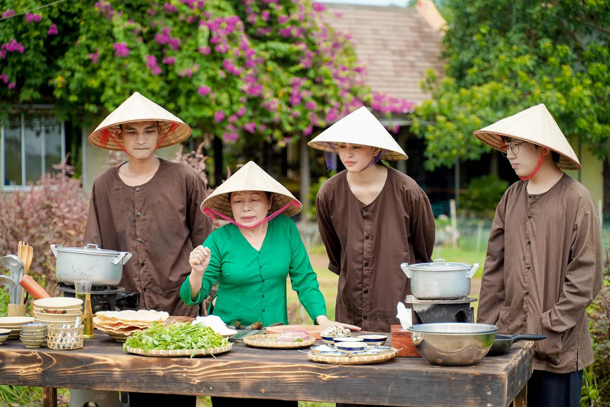 Mạc Văn Khoa mơ ước làm Hoa hậu và đây là phản ứng của Tiểu Vy - Ảnh 1.