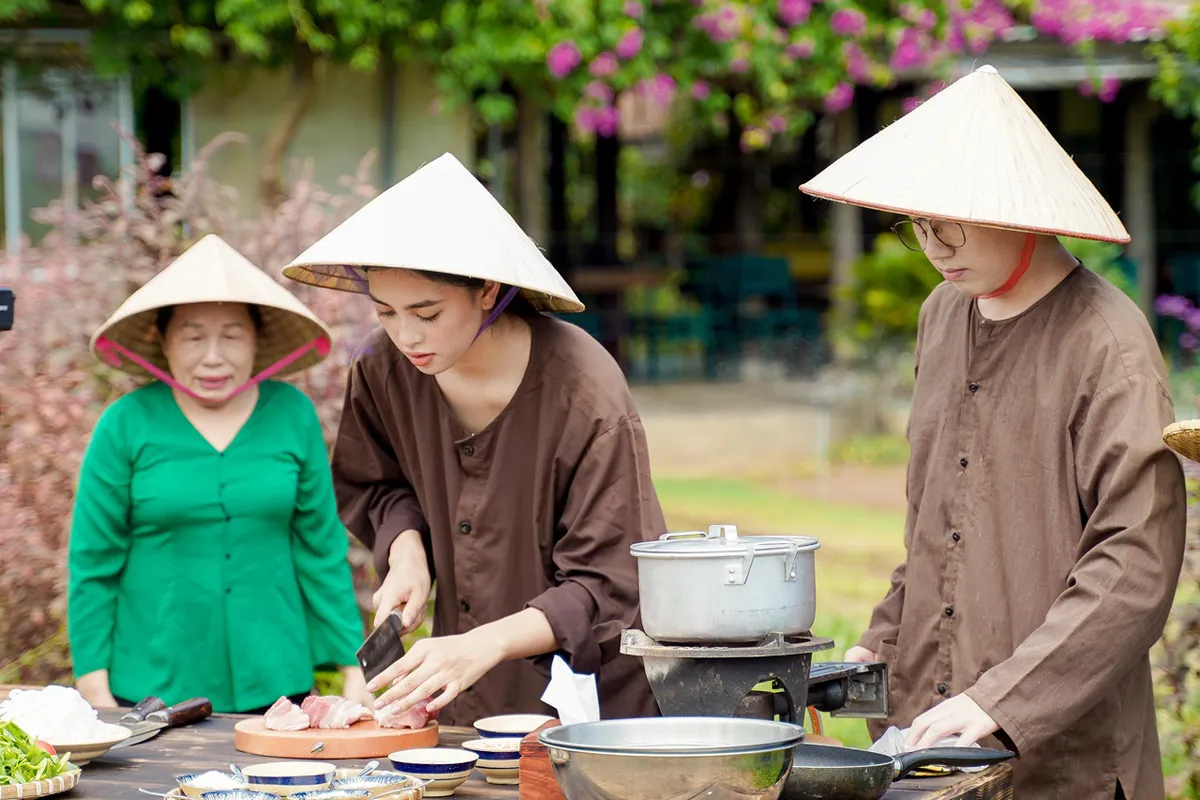 Mạc Văn Khoa mơ ước làm Hoa hậu và đây là phản ứng của Tiểu Vy - Ảnh 2.