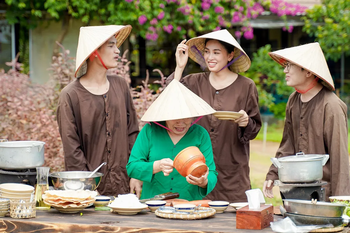 Mạc Văn Khoa mơ ước làm Hoa hậu và đây là phản ứng của Tiểu Vy - Ảnh 4.