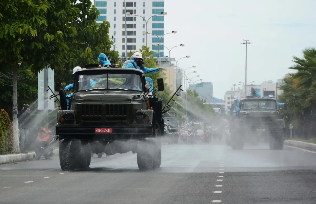 Hàng chục xe chuyên dụng của Bộ Quốc phòng phun khử khuẩn tại Đà Nẵng - Ảnh 10.