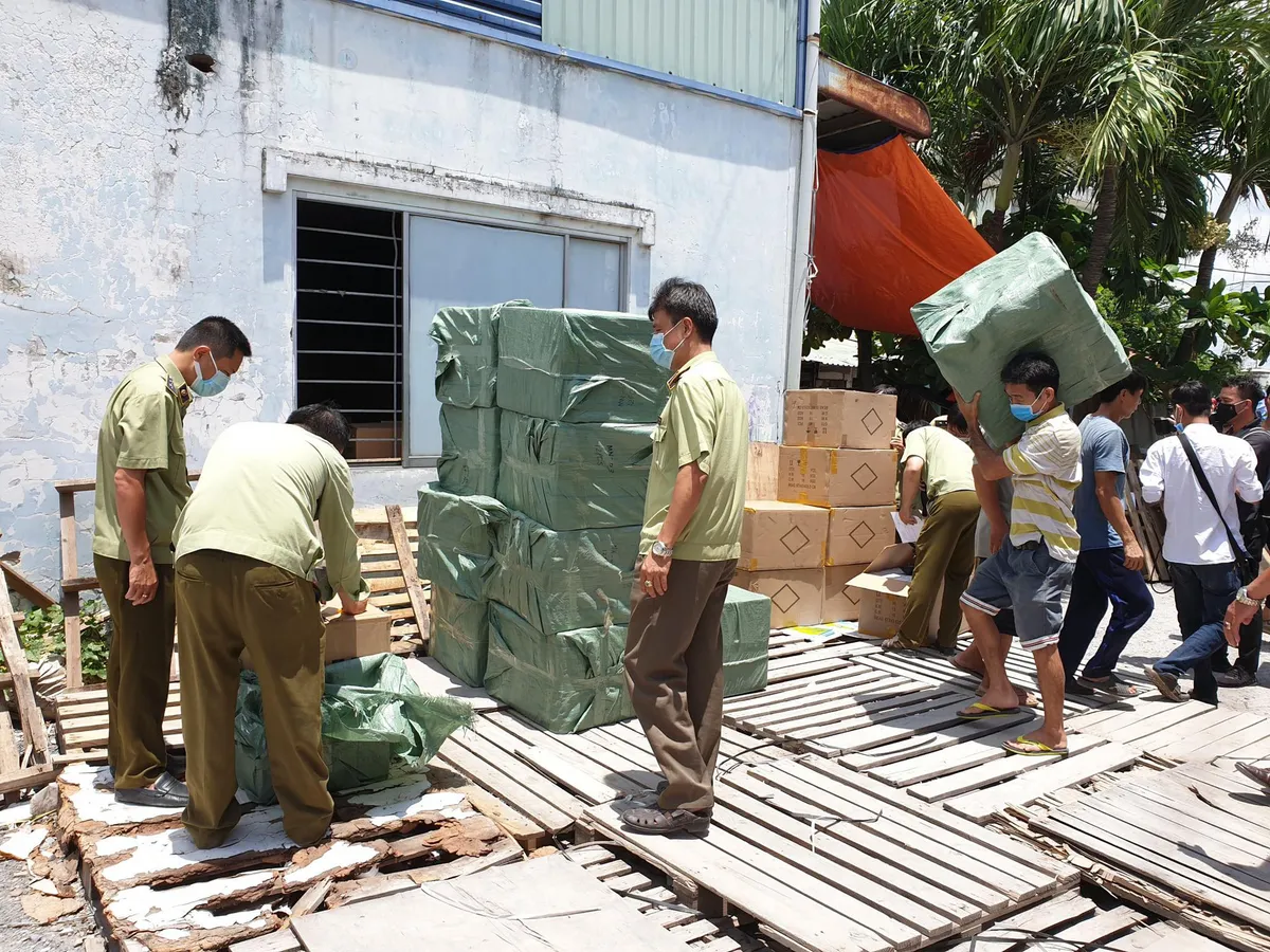 Phát hiện hàng ngàn sản phẩm nhập lậu không có hóa đơn chứng từ - Ảnh 3.