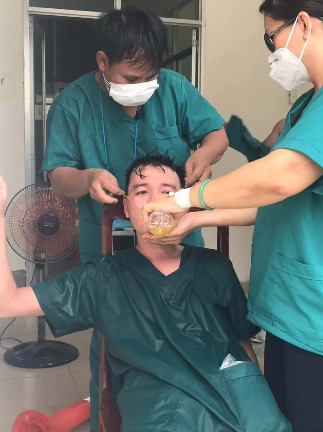 Nhân viên y tế kiệt sức giữa tâm dịch Đà Nẵng - Những hình ảnh nhói lòng... - Ảnh 3. Nhân viên y tế kiệt sức giữa tâm dịch Đà Nẵng - Những hình ảnh nhói lòng... - Ảnh 3.