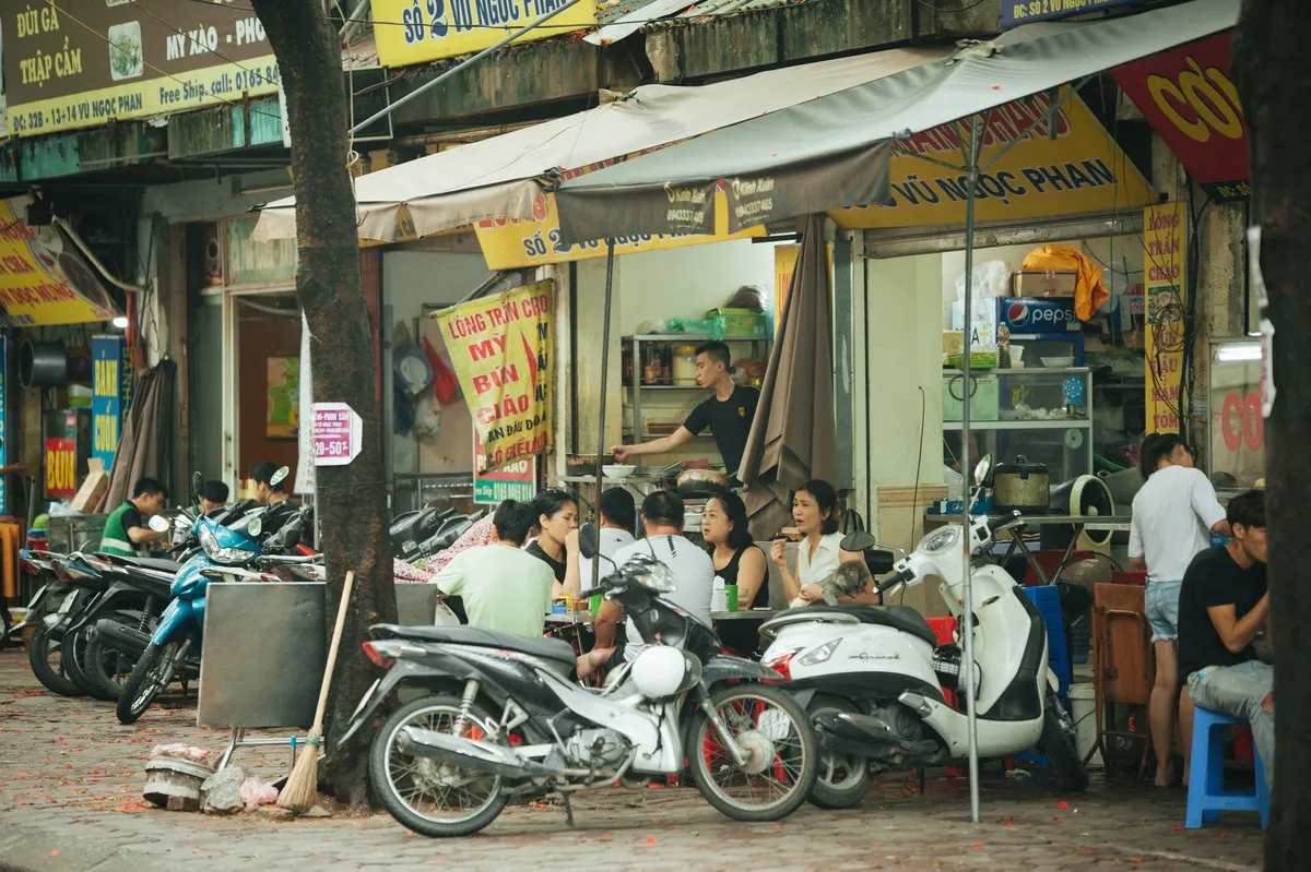 Bất chấp lệnh cấm, hàng quán vỉa hè vẫn nhởn nhơ hoạt động - Ảnh 1.