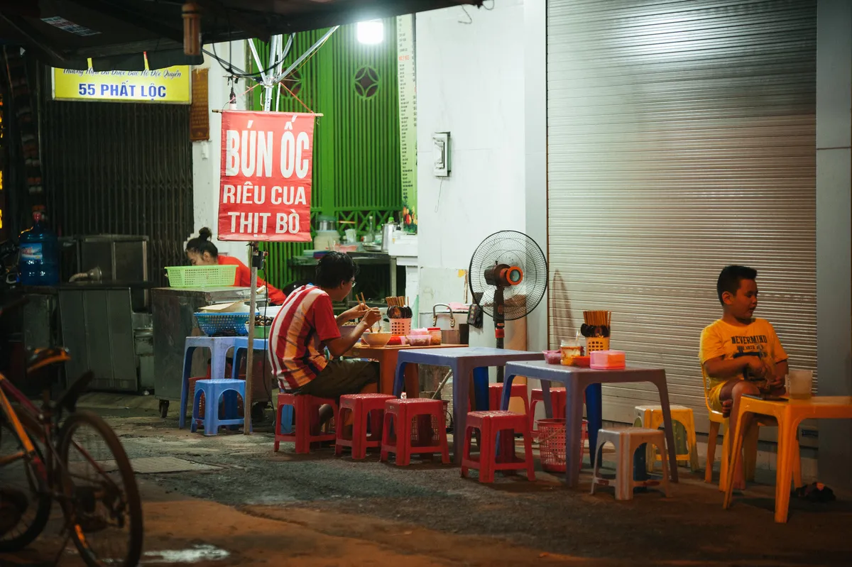 Bất chấp lệnh cấm, hàng quán vỉa hè vẫn nhởn nhơ hoạt động - Ảnh 6.