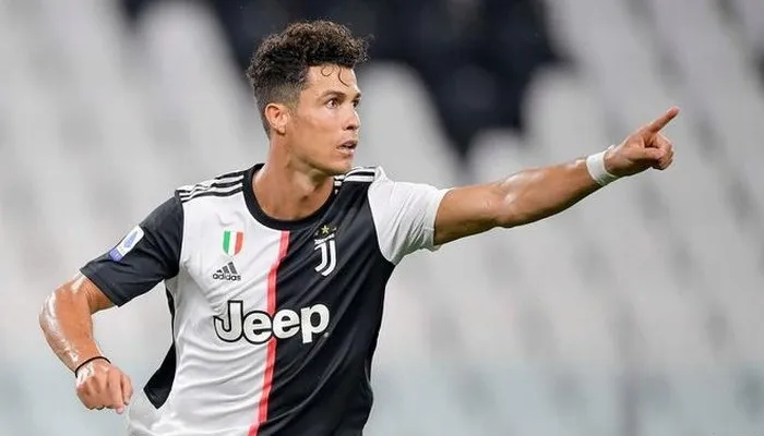 Ronaldo đổi kiểu tóc trước trận gặp Lyon ở Champions League - Ảnh 2. Ronaldo đổi kiểu tóc trước trận gặp Lyon ở Champions League - Ảnh 2.