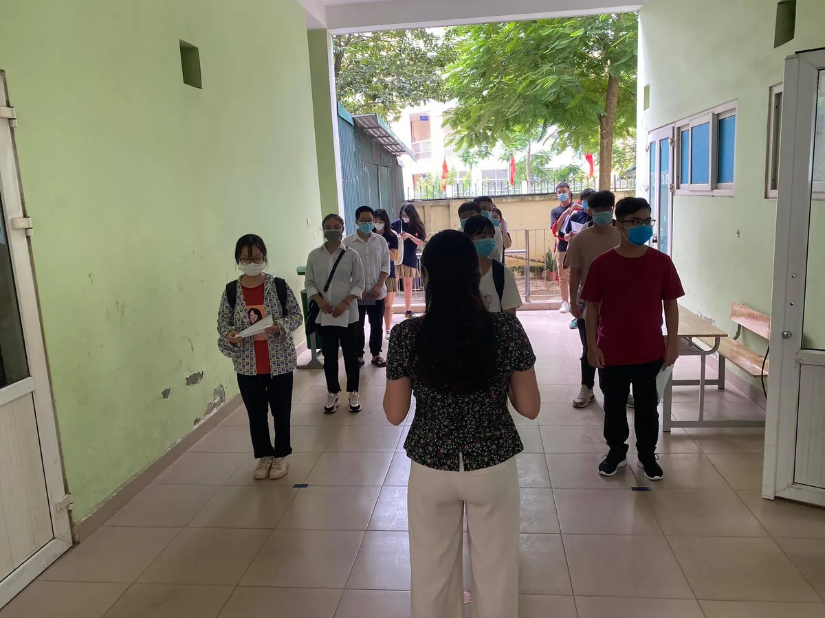 Thí sinh nghiêm túc chấp hành quy định giãn cách khi đến làm thủ tục thi tốt nghiệp THPT 2020 - Ảnh 12.