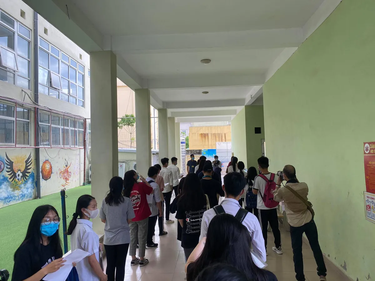 Thí sinh nghiêm túc chấp hành quy định giãn cách khi đến làm thủ tục thi tốt nghiệp THPT 2020 - Ảnh 10.