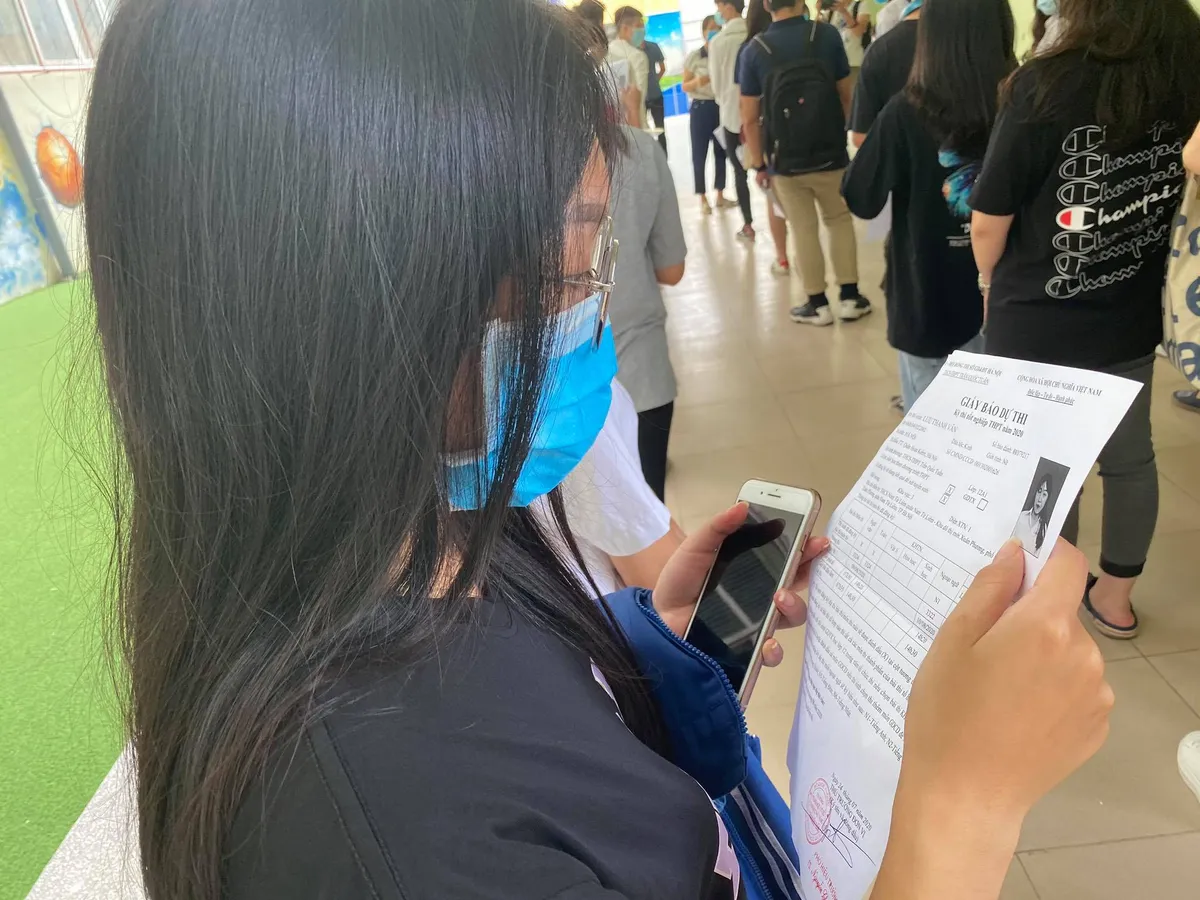 Thí sinh nghiêm túc chấp hành quy định giãn cách khi đến làm thủ tục thi tốt nghiệp THPT 2020 - Ảnh 8.