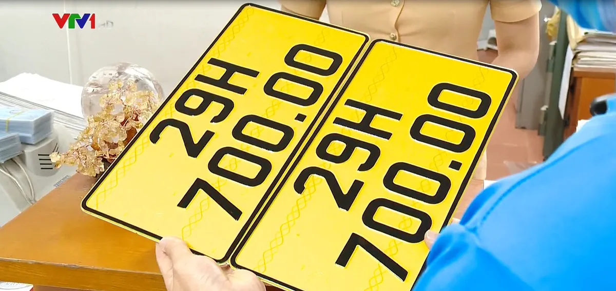 Hơn 2.000 ô tô kinh doanh vận tải được cấp, đổi biển số vàng - Ảnh 1.