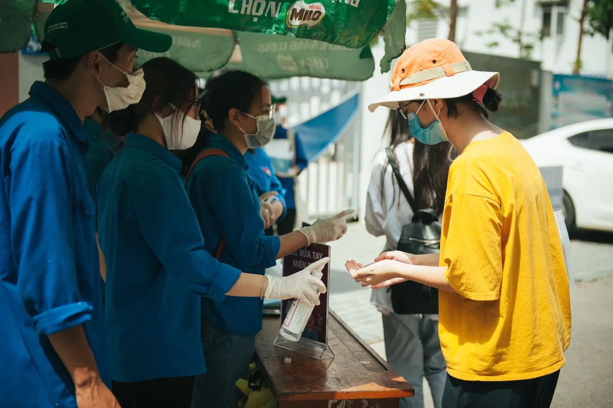 Thí sinh nghiêm túc chấp hành quy định giãn cách khi đến làm thủ tục thi tốt nghiệp THPT 2020 - Ảnh 2.