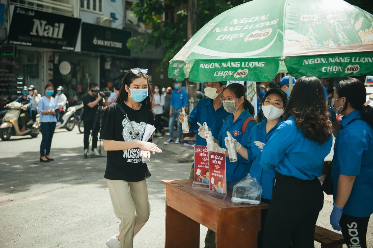 Thí sinh nghiêm túc chấp hành quy định giãn cách khi đến làm thủ tục thi tốt nghiệp THPT 2020 - Ảnh 3.