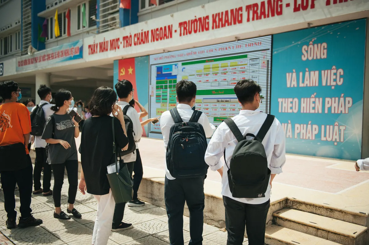 Thí sinh nghiêm túc chấp hành quy định giãn cách khi đến làm thủ tục thi tốt nghiệp THPT 2020 - Ảnh 4.