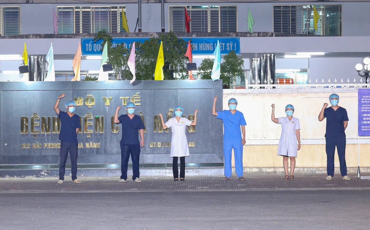 Y bác sĩ Bệnh viện C Đà Nẵng vui mừng khi dỡ bỏ lệnh phong tỏa, mở cửa đón bệnh nhân - Ảnh 3.