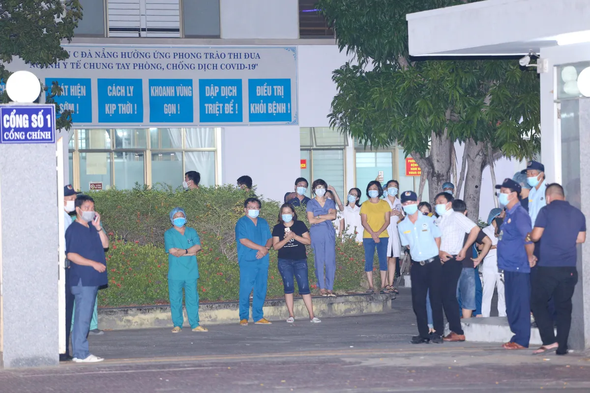 Y bác sĩ Bệnh viện C Đà Nẵng vui mừng khi dỡ bỏ lệnh phong tỏa, mở cửa đón bệnh nhân - Ảnh 1.