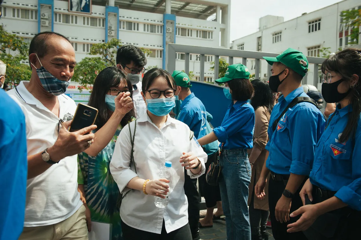 Kỳ thi THPT quốc gia 2020: Thí sinh vui mừng vì đề Văn dễ thở - Ảnh 6.