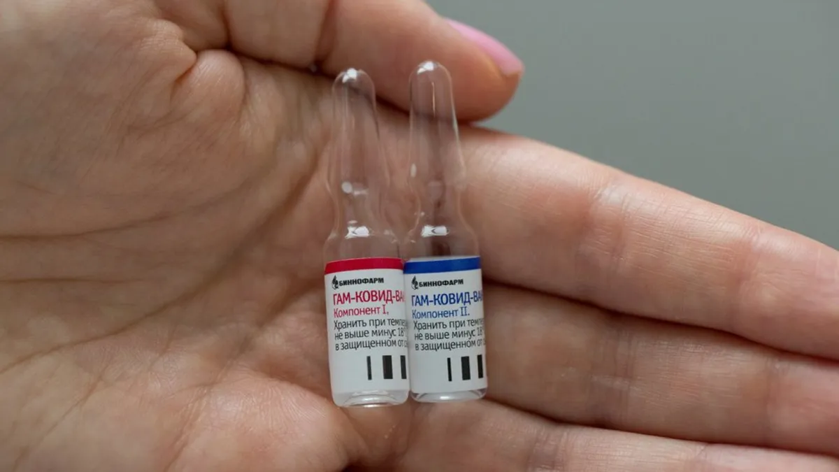 Nga tiêm phòng vaccine COVID-19 cho nhóm có nguy cơ cao - Ảnh 1.