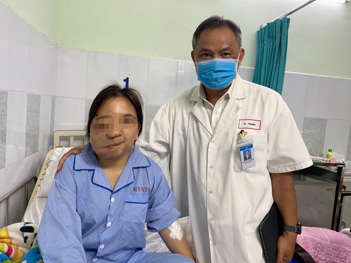 Giải cứu cô gái trẻ khỏi khuôn mặt biến dạng suốt 20 năm - Ảnh 2. Giải cứu cô gái trẻ khỏi khuôn mặt biến dạng suốt 20 năm - Ảnh 2.