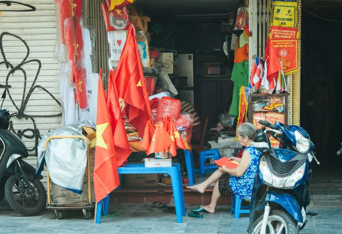 Thủ đô ngập tràn màu cờ Tổ quốc chào mừng 75 năm Quốc khánh - Ảnh 11.